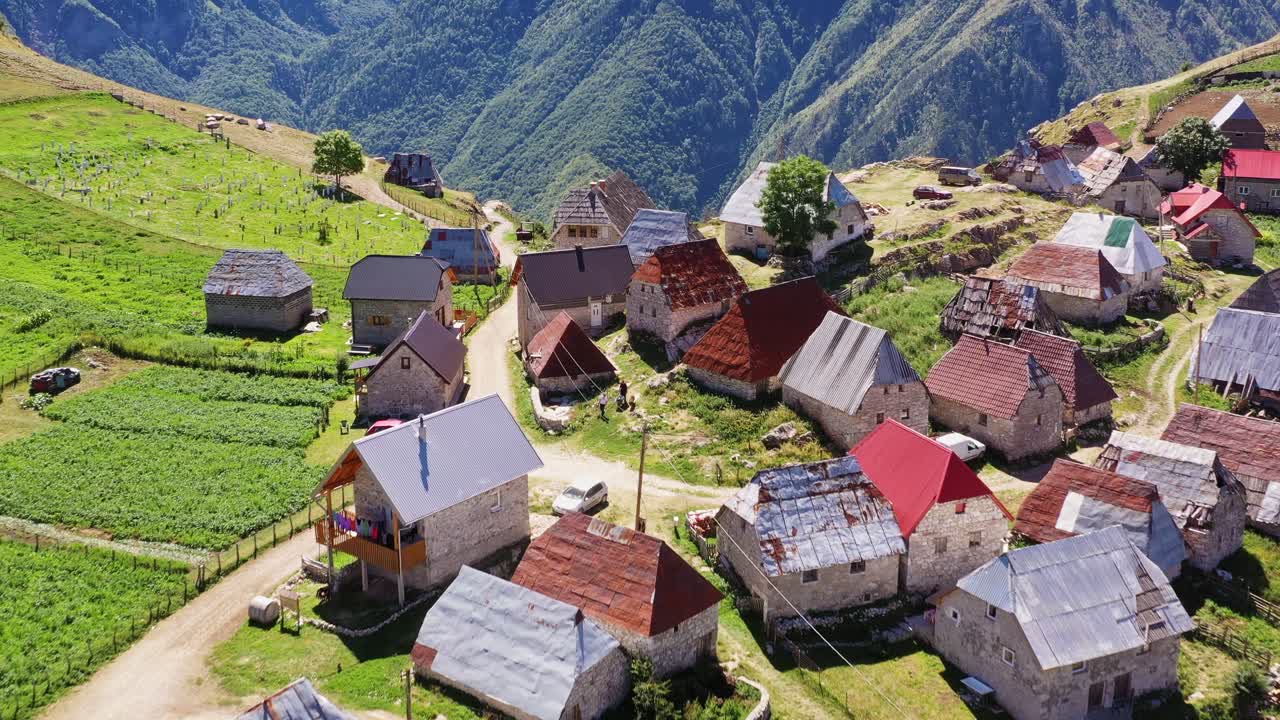 산 위의 충전 마을 위로 날아가는 모습, 다채로운 집 풍경