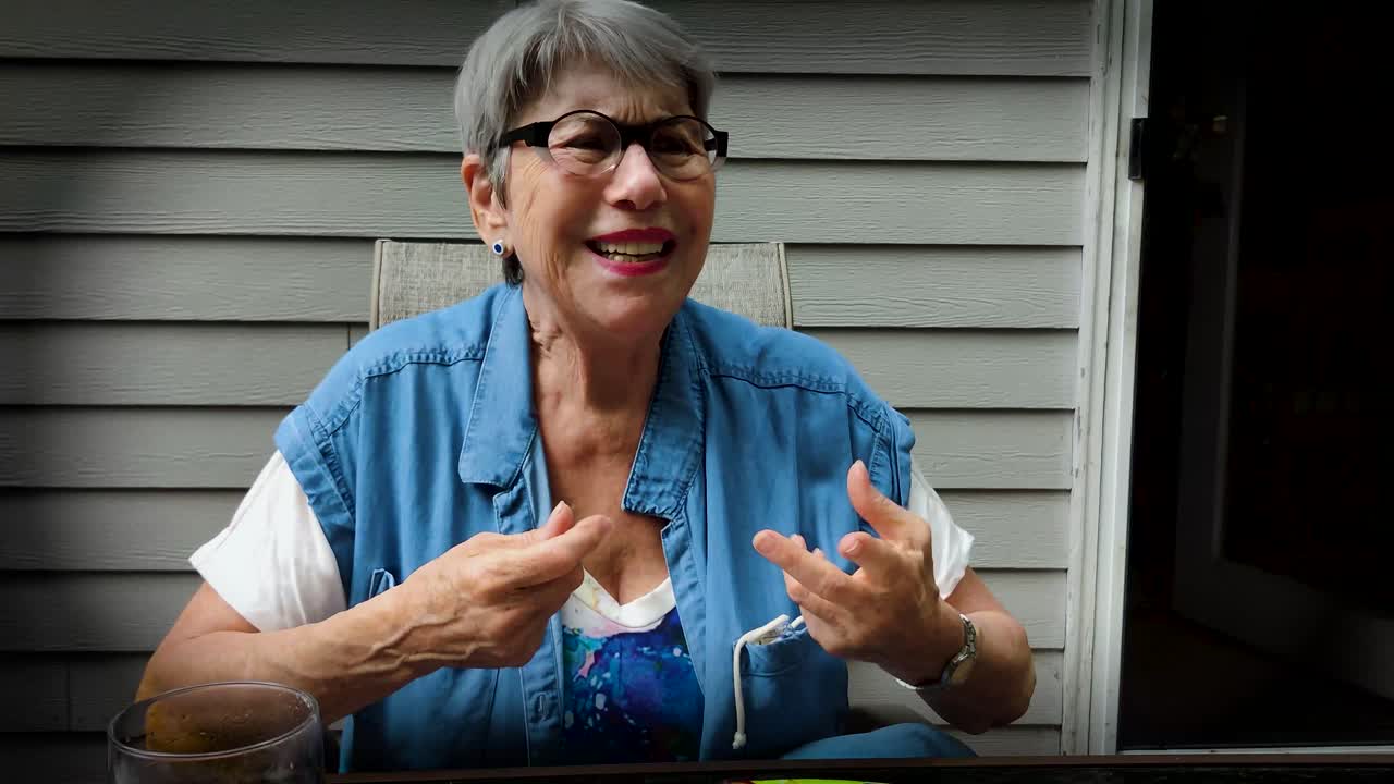 mujeres mayores hablando con una amiga mostrando muchas emociones de feliz a triste con sus manos