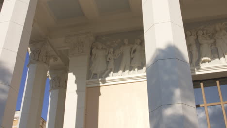 pórtico de noble edificio clasicista con relieves tallados y columnas