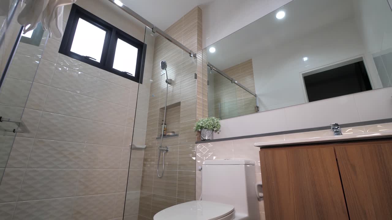 Baño moderno y bien decorado con cabina de ducha