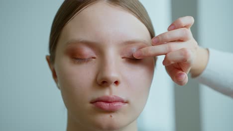 mujer aplicando maquillaje