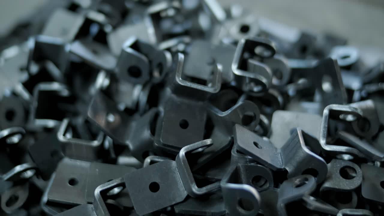 montones de componentes metálicos