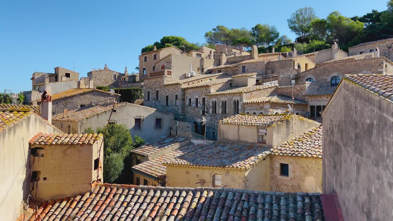 Baia di Tossa de Mar vista dal castello alla spiaggia con sabbia grossolana e acqua di mare blu turchese, antico borgo medievale di pescatori fortificato sul Mar Mediterraneo