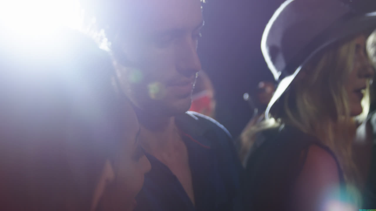 Folla che guarda e scatta foto a un artista 4K.