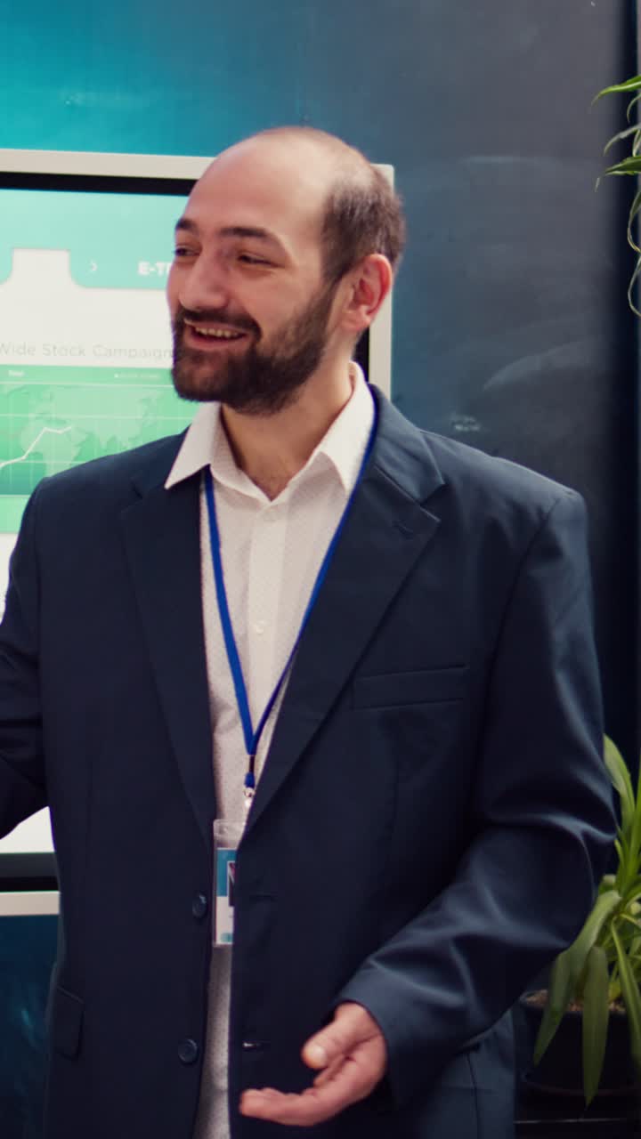 Uomo d'affari che fa una presentazione e stringe la mano durante una riunione in ufficio
