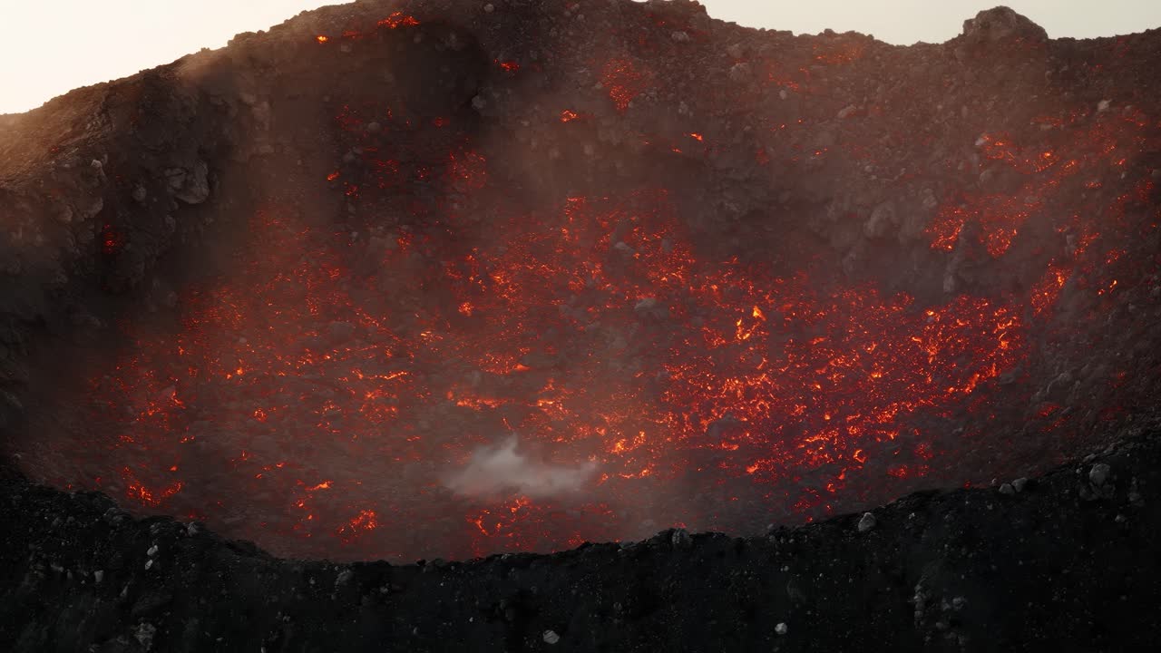 Vista aerea di un lago di lava incandescente all'interno del cratere del vulcano Fuego in Guatemala.