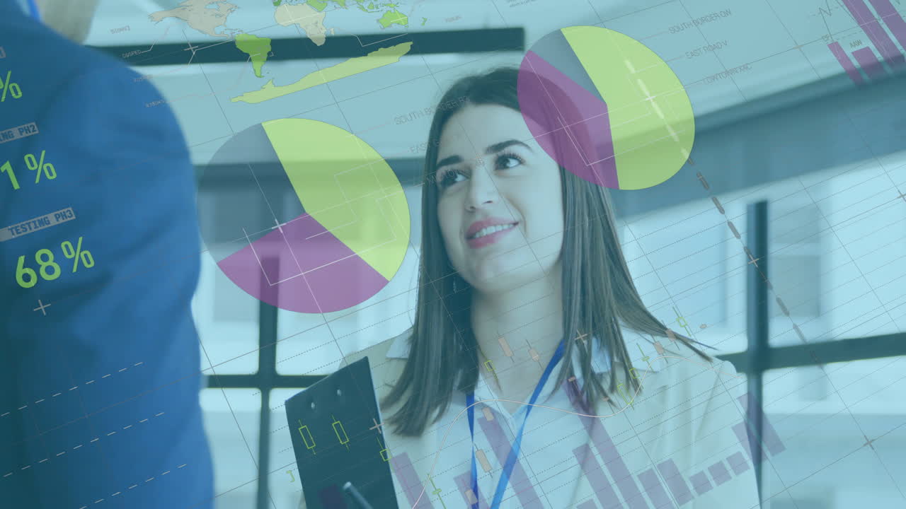 Animación del procesamiento de datos financieros sobre una mujer de negocios caucásica en la oficina
