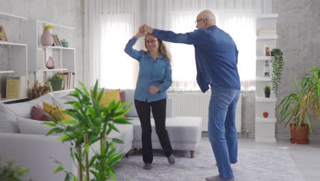 Ancianos-Felices-Bailando.