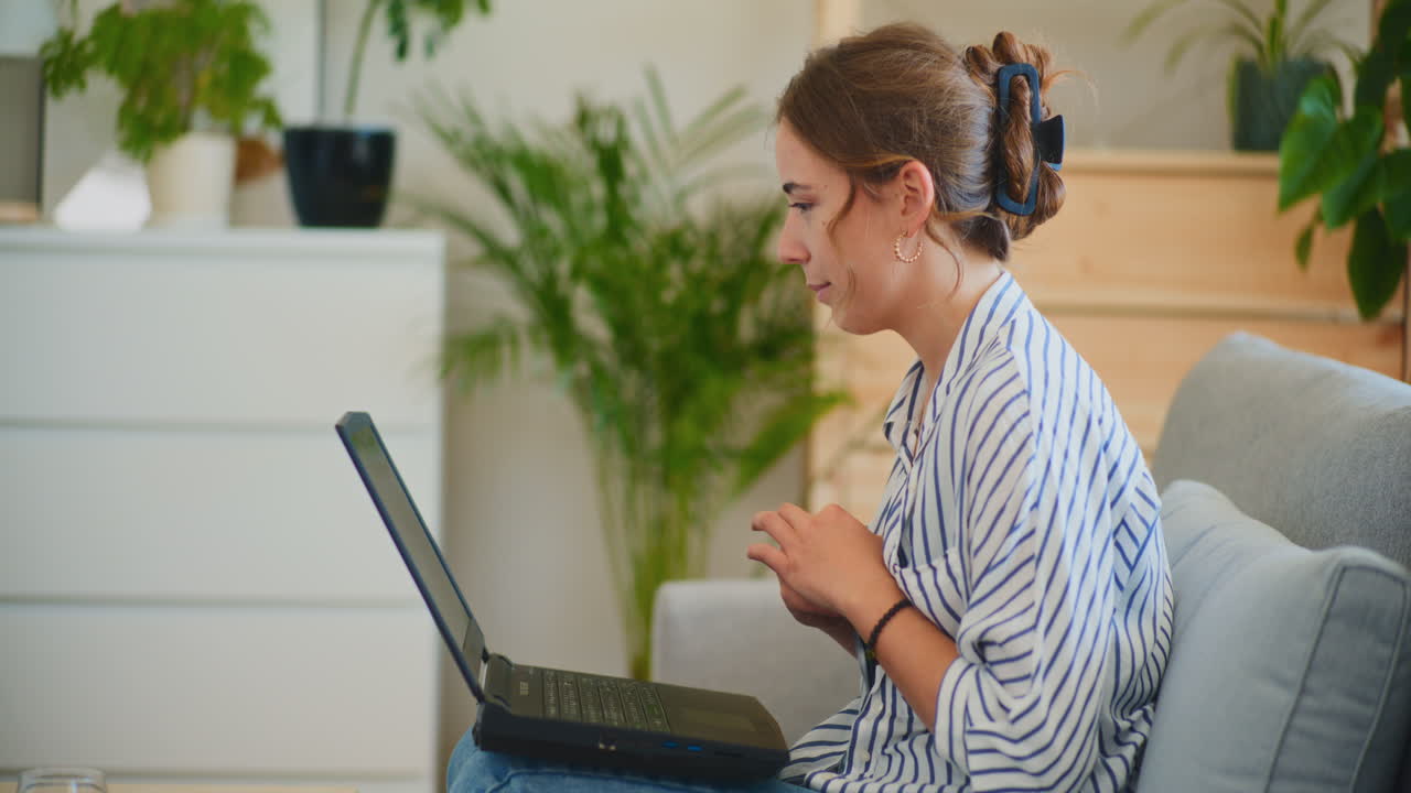 Kvinde i videokonference på laptop