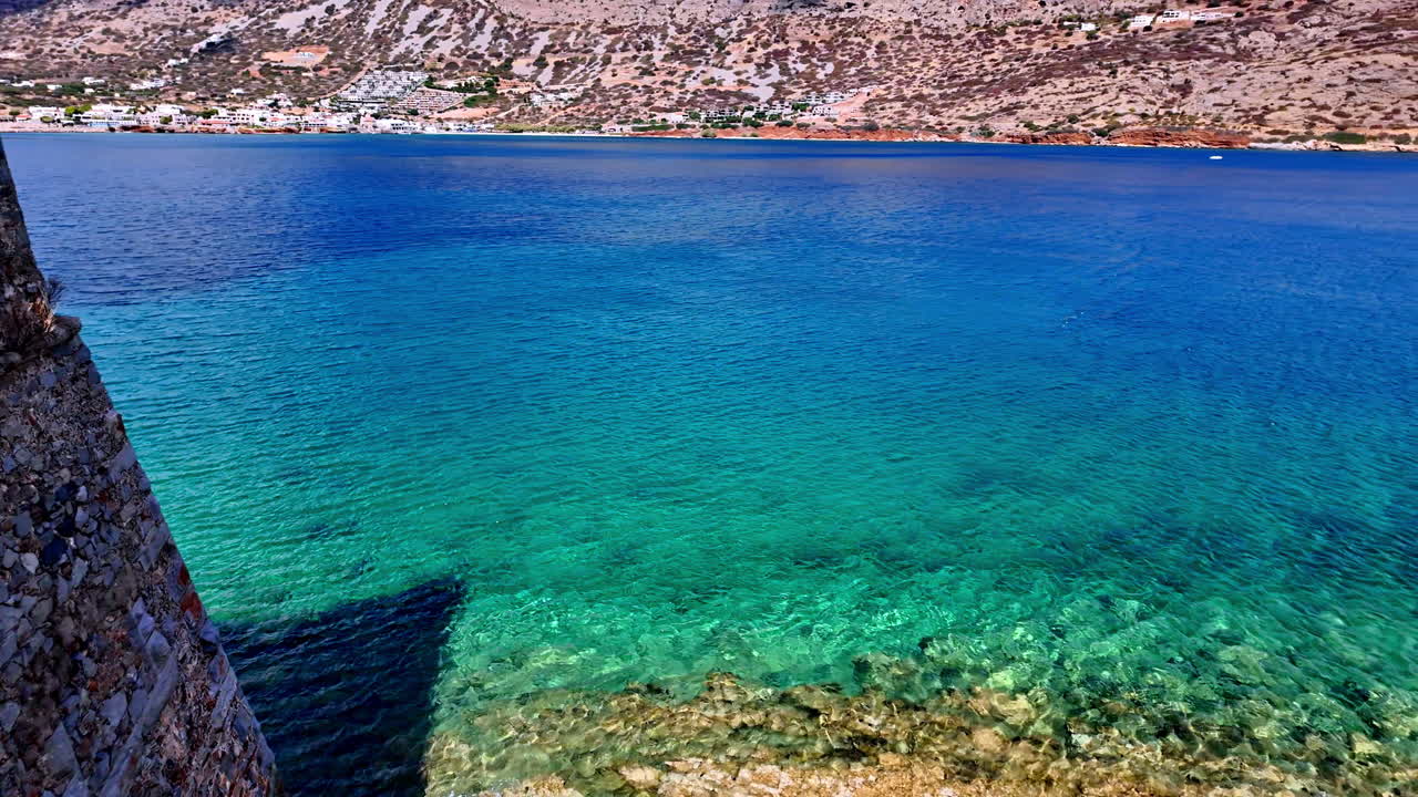 Mur de fortification de la forteresse de Spinalonga, eaux bleues magnifiques, Crète, Grèce.