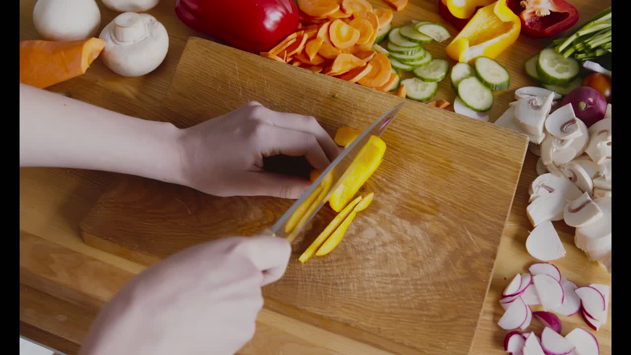 preparando verduras para una comida