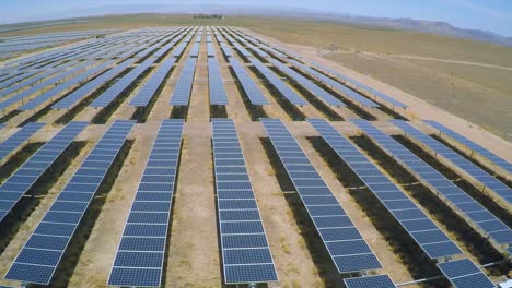 Antenne-über-Einer-Riesigen-Solarfarm-In-Der-Kalifornischen-Wüste-3