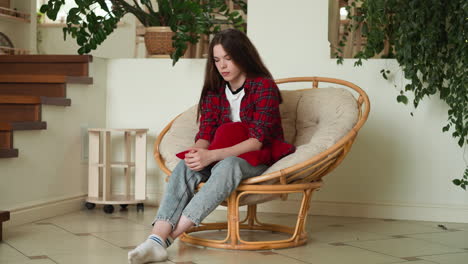 mujer sentada en una silla mirando triste