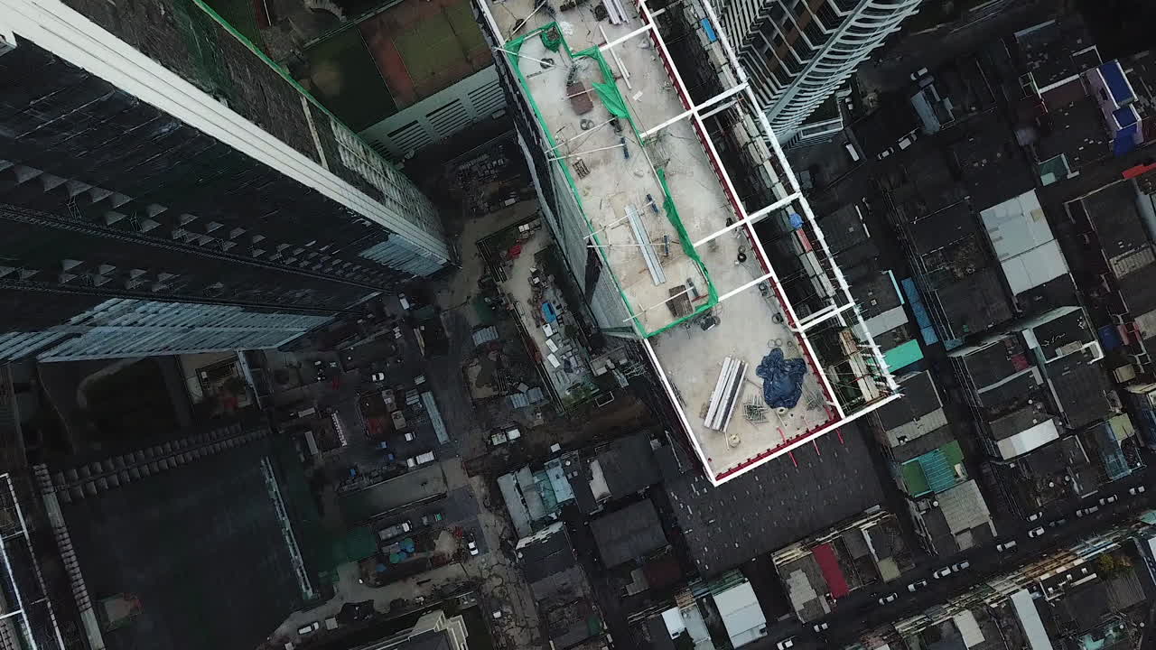 Bangkok, Tailândia, vista aérea de ângulo alto de edifícios comerciais e residenciais modernos e altos e tráfego nas ruas da cidade
