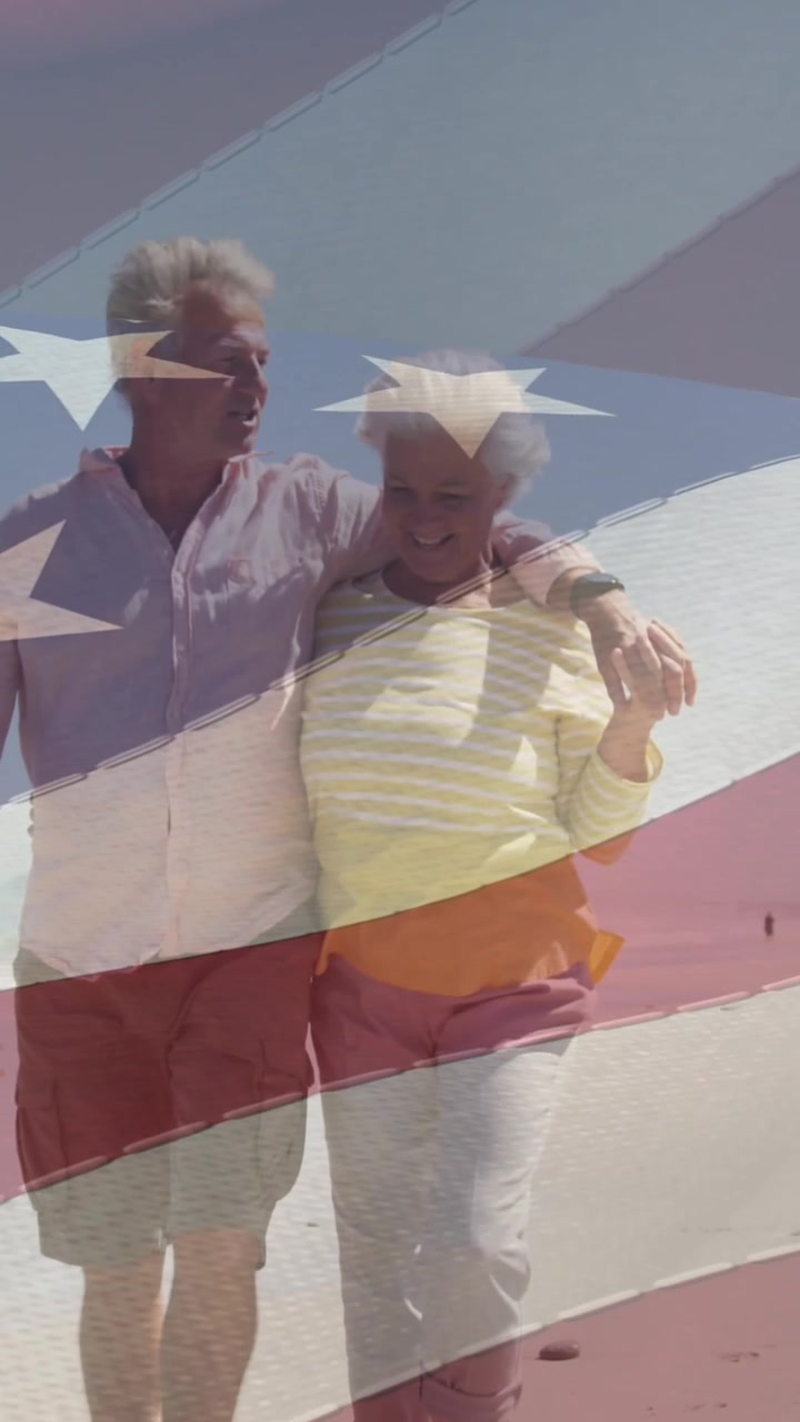 Animazione di felice coppia anziana caucasica che si abbraccia in spiaggia sopra la bandiera degli Stati Uniti d'America.