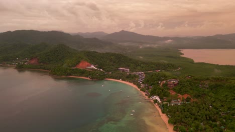 Unglaubliche-Dunstige-Orange-gelb-Leuchtende-Wolken-über-El-Nido-Palawan-Bei-Sonnenuntergang