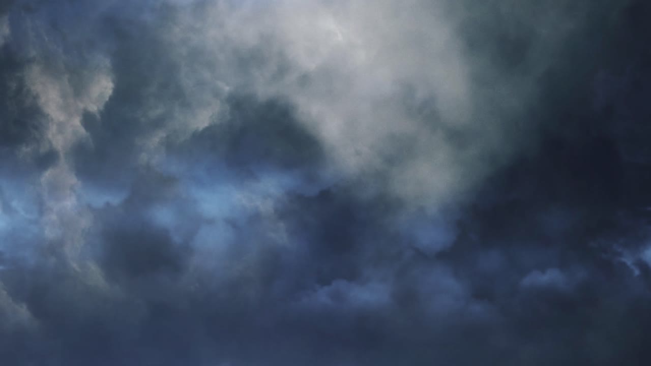 fondo de nubes de tormenta oscuras de 4k con relámpagos