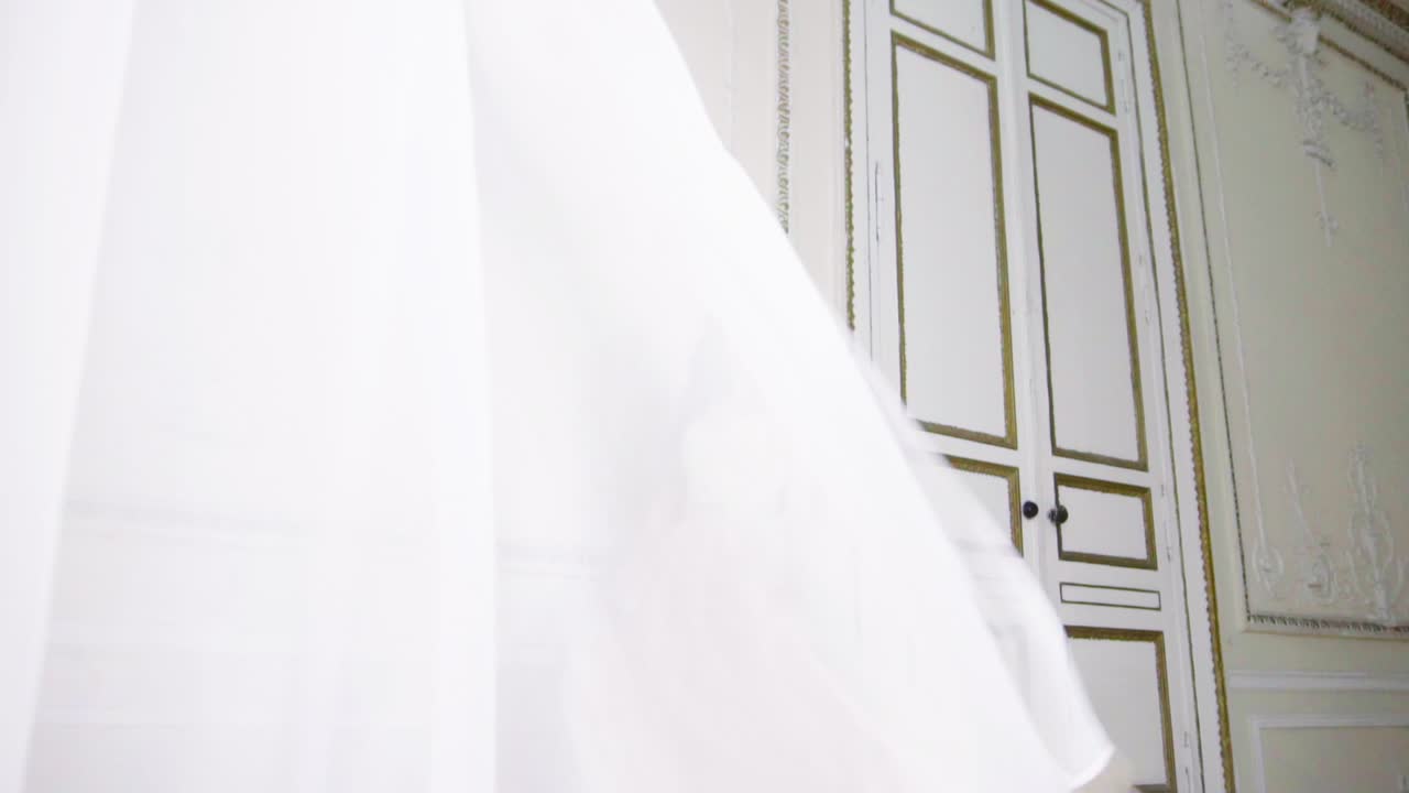 молодая красивая девушка танцует в вечернем платье.