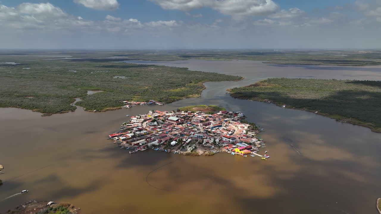 vista aérea que se eleva alrededor de la aldea mexcaltitan, en el soleado nayarit, méxico