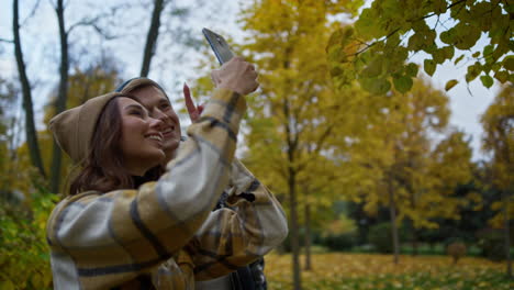 jóvenes amantes alegres haciendo un video selfie en la naturaleza de otoño. feliz pareja joven