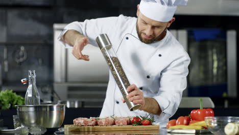 Männlicher-Koch-Kocht-Fleisch-In-Einer-Professionellen-Küche.-Porträt-Eines-Kochs,-Der-Steak-Kocht.
