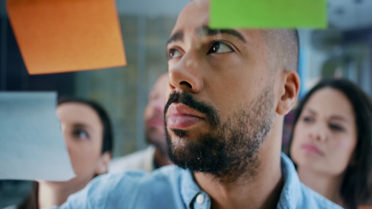 equipo de negocios creativo de lluvia de ideas y conceptos