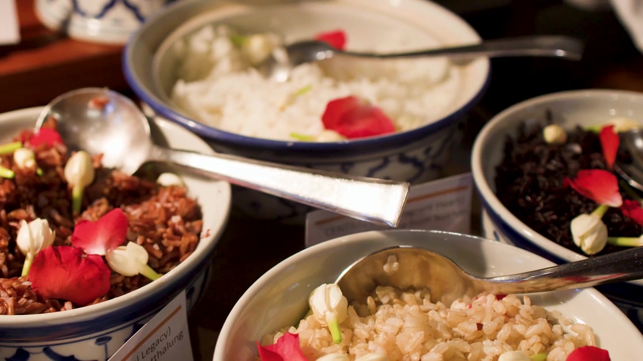 Panoramica ravvicinata di vari piatti thailandesi e varietà di riso a un buffet di lusso.