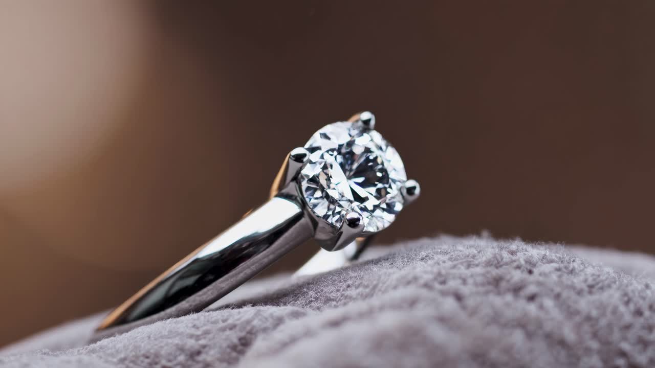 Primo piano di un anello di diamanti su una superficie morbida, che mette in mostra eleganza e lusso