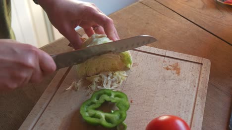 cocine cortando y rebanando verduras de pimiento verde en cámara lenta de 4k