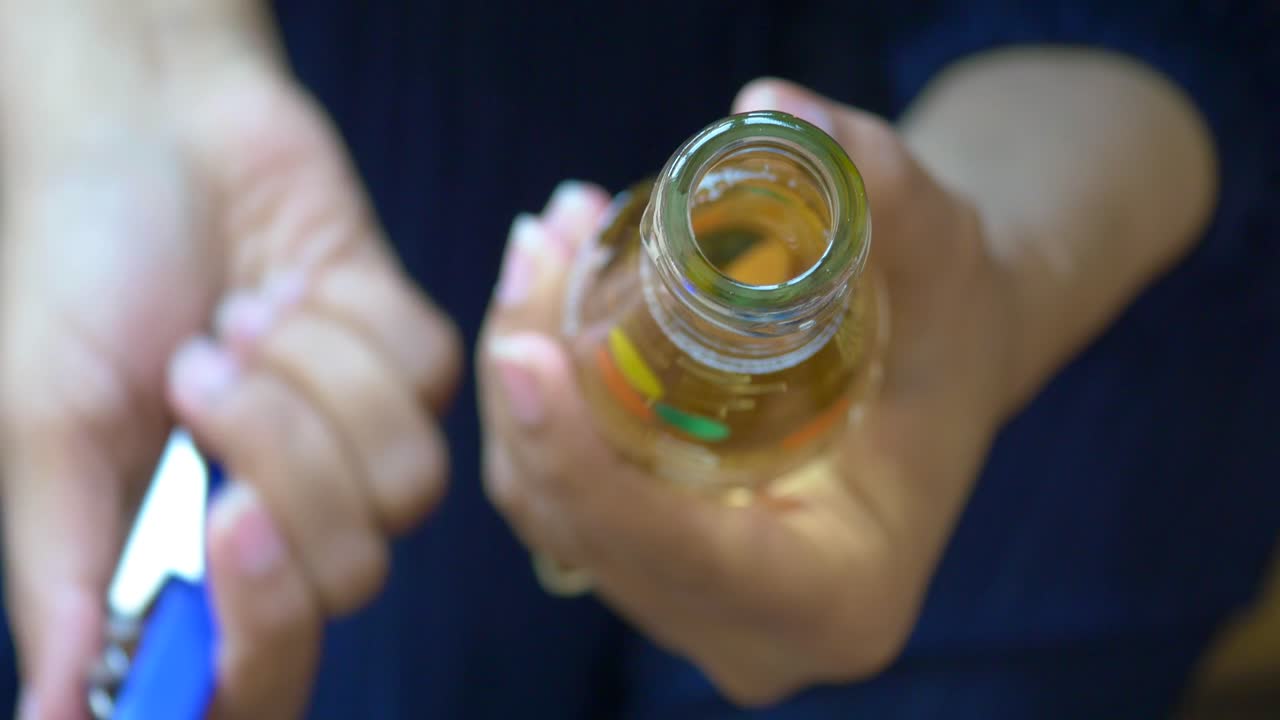 abriendo una botella de bebida