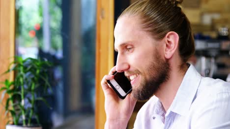 Hombre-Hablando-Por-Teléfono-Móvil