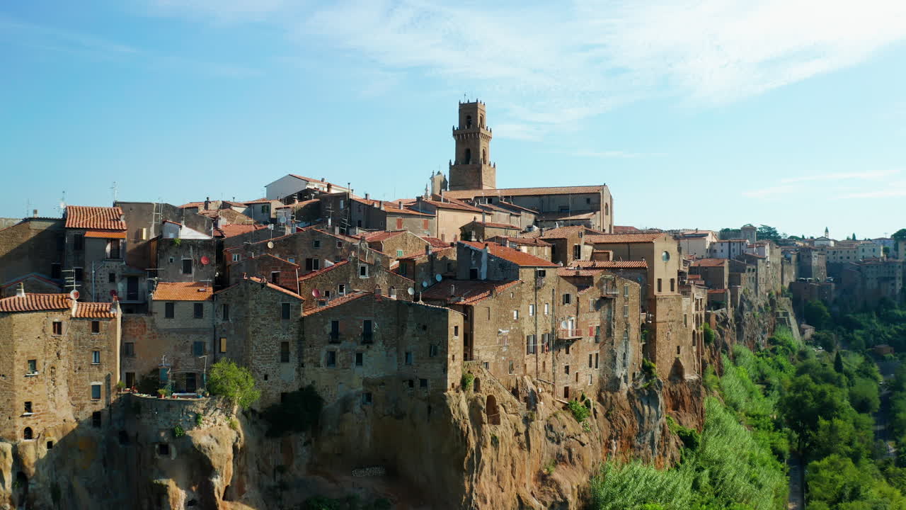 plataforma rodante de bajo nivel en una toma del pitigliano, uno de los muchos pueblos toscanos en lo alto de una colina