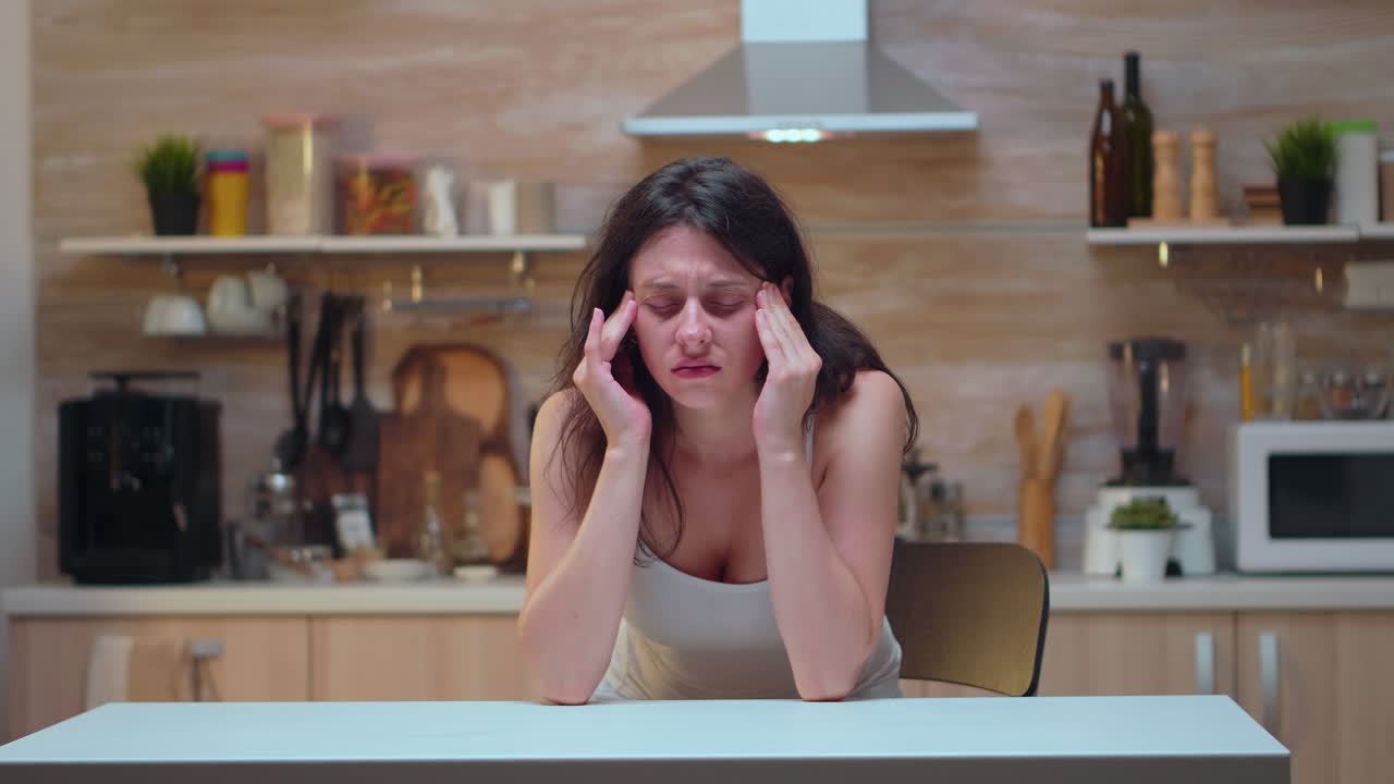 una pareja de ancianos celebrando su matrimonio.