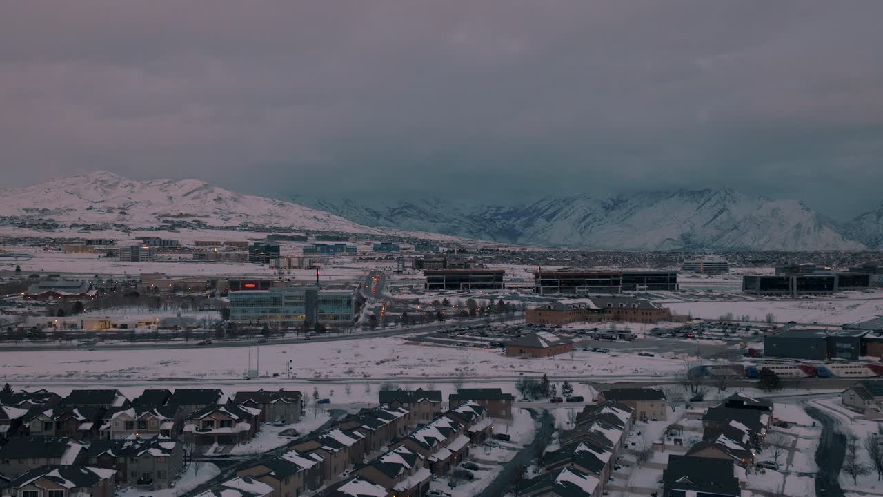 겨울의 통근열차, 교외 지역사회 - 슬라이딩 조감도