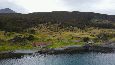 video de drones de la costa rocosa en la costa