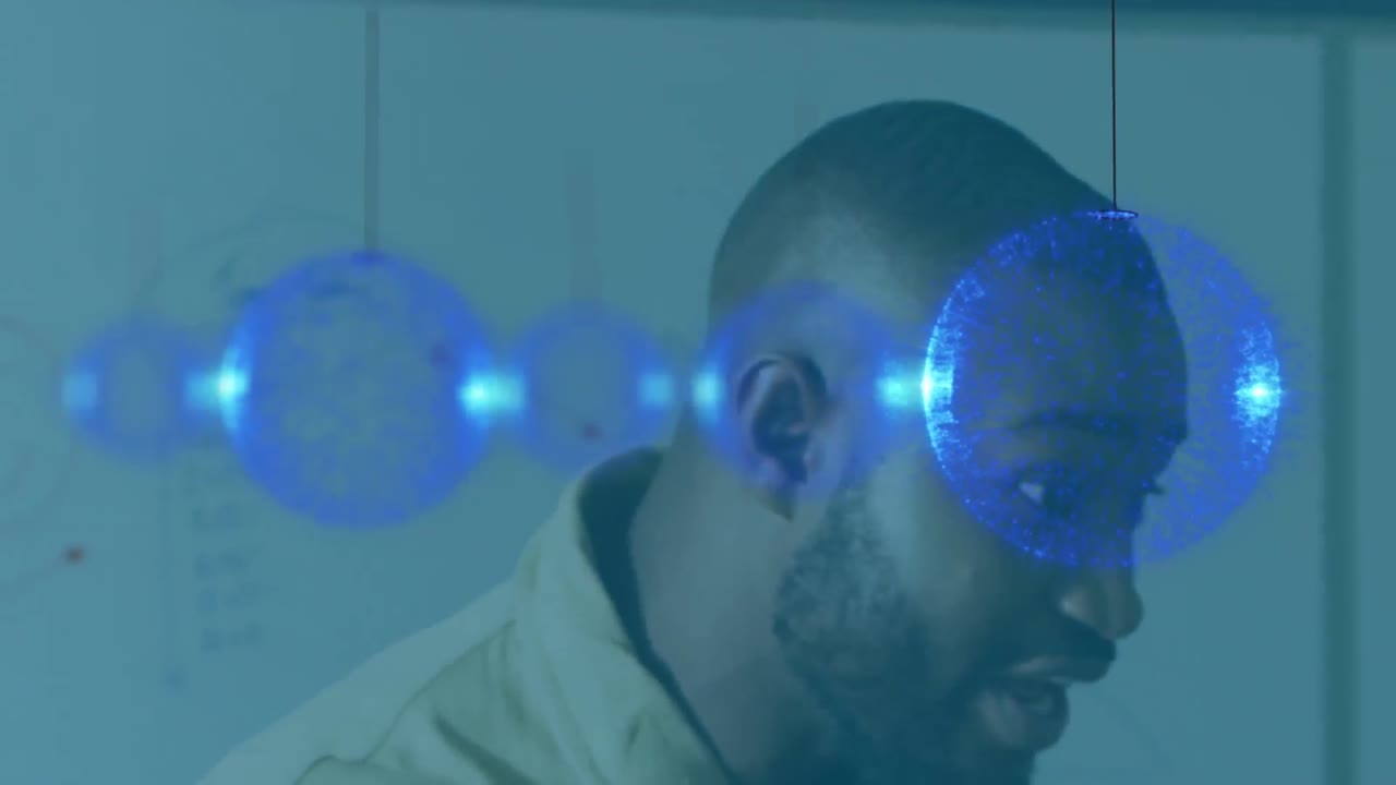 animación de círculos colgantes iluminados sobre un maestro afroamericano dando una conferencia