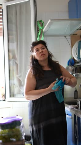 mujer limpiando platos en la cocina