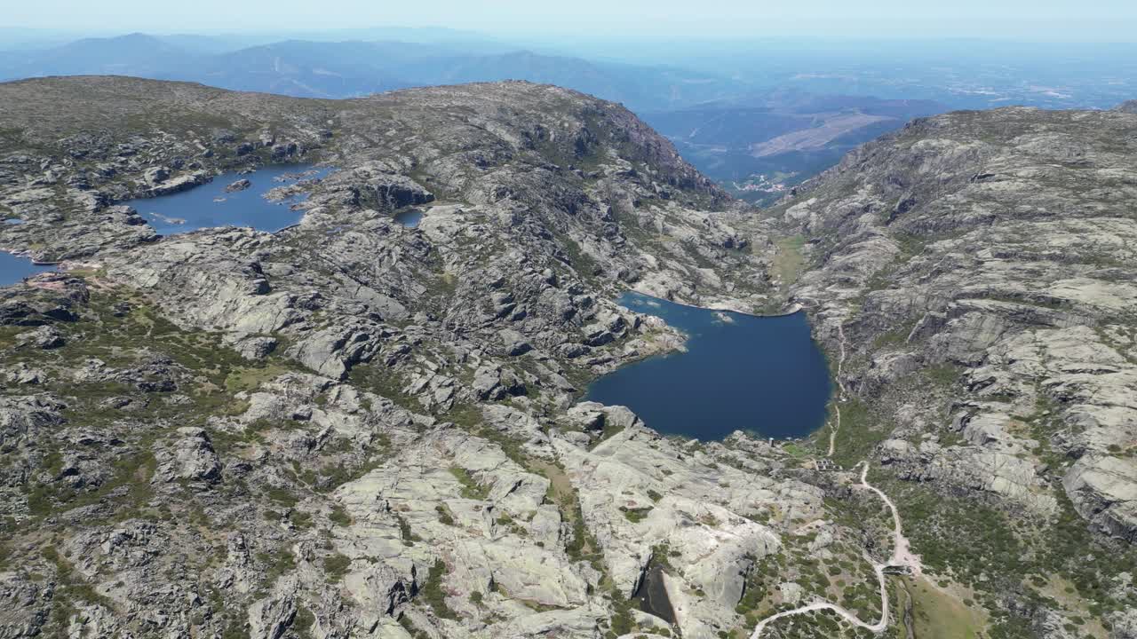 parque natural y paisaje montañoso de serra da estrela en portugal - 4k aéreo