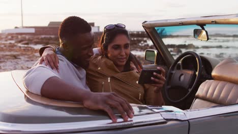 Pareja-Afroamericana-Tomándose-Un-Selfie-Mientras-Está-Sentado-En-El-Auto-Convertible-En-La-Carretera