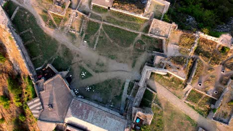 antena de arriba hacia abajo del castillo de rozafa en shkoder, albnia durante la hora dorada