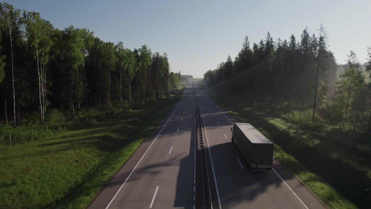 Аэрофотосъемка фуры, едущей по лесной автомагистрали