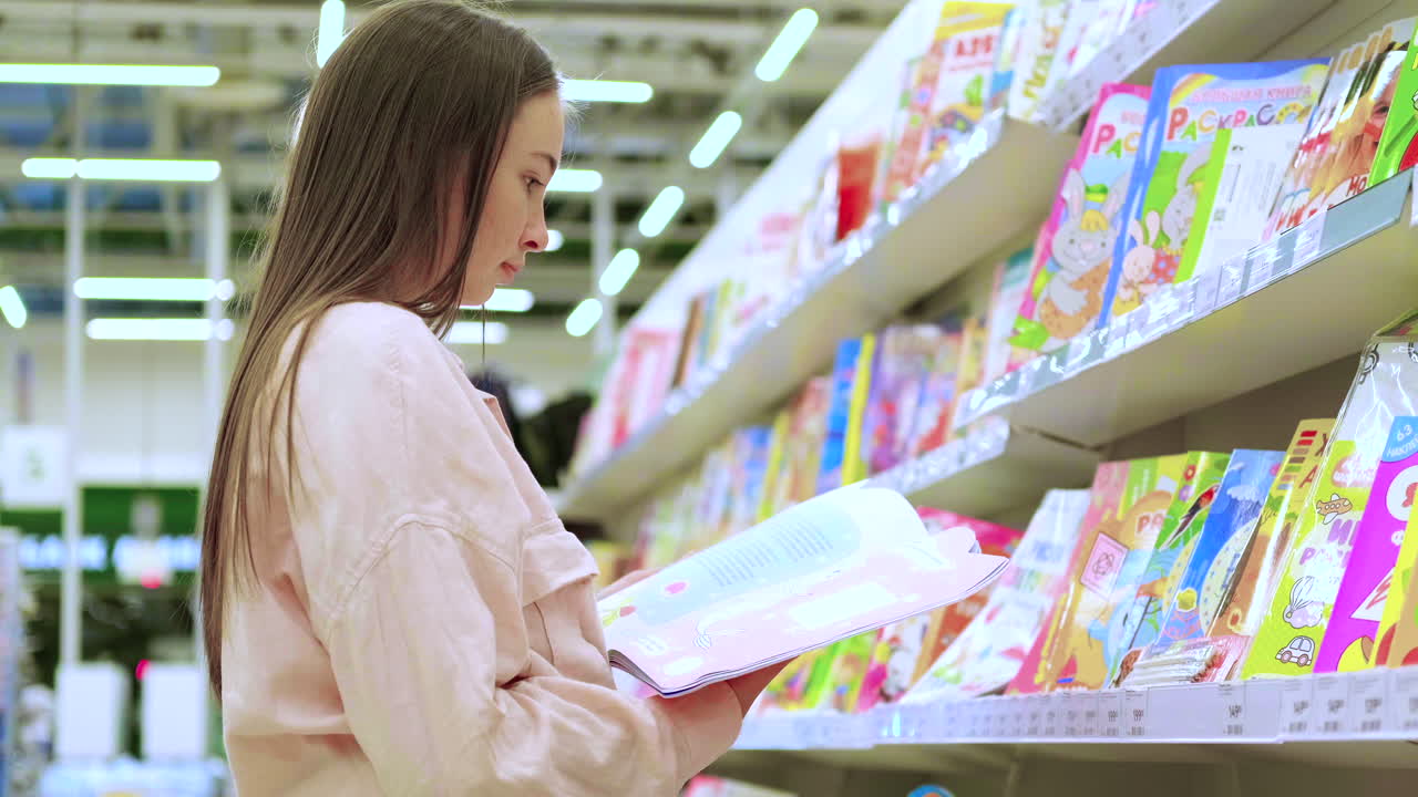 mujer revisando libros para niños en una librería