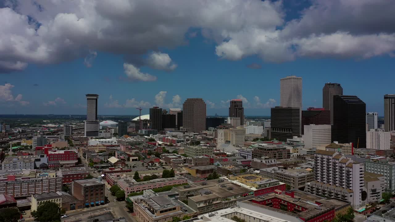 뉴올리언스의 슈퍼돔을 향해 파란 하늘의 날에 웅성웅성