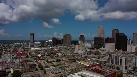 Zumbando-En-Un-Día-De-Cielo-Azul-Hacia-El-Superdomo-En-Nueva-Orleans