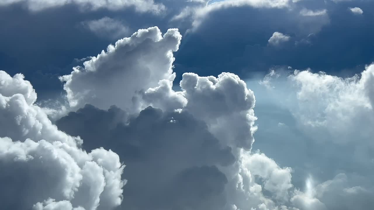 제트기의 조종사들이 보는 대규모 폭풍우 구름의 극적인 공중 풍경