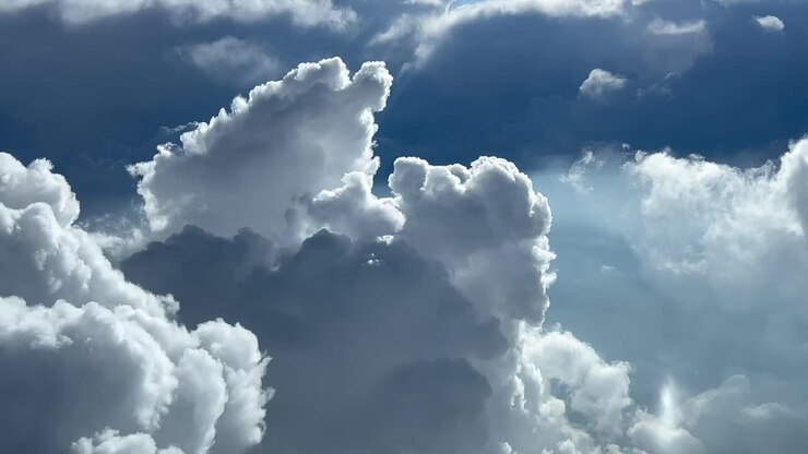 Dramatische Luftaufnahme einer riesigen Sturmwolke, gesehen von Jetpiloten.