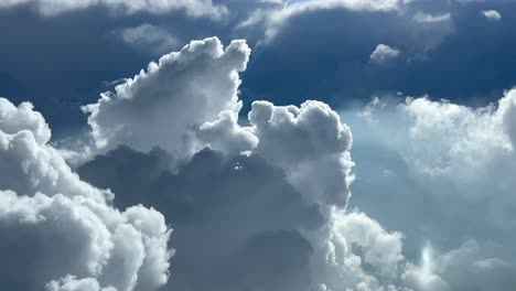 Espectacular-Vista-Aérea-De-Una-Enorme-Nube-Tormentosa-Vista-Por-Los-Pilotos-De-Un-Avión