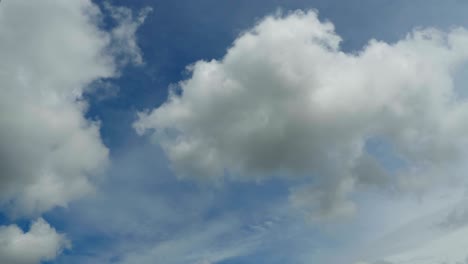 las nubes se mueven en el cielo azul.