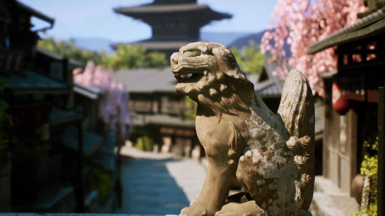 estatua tradicional japonesa de piedra de guardián en una ciudad pacífica