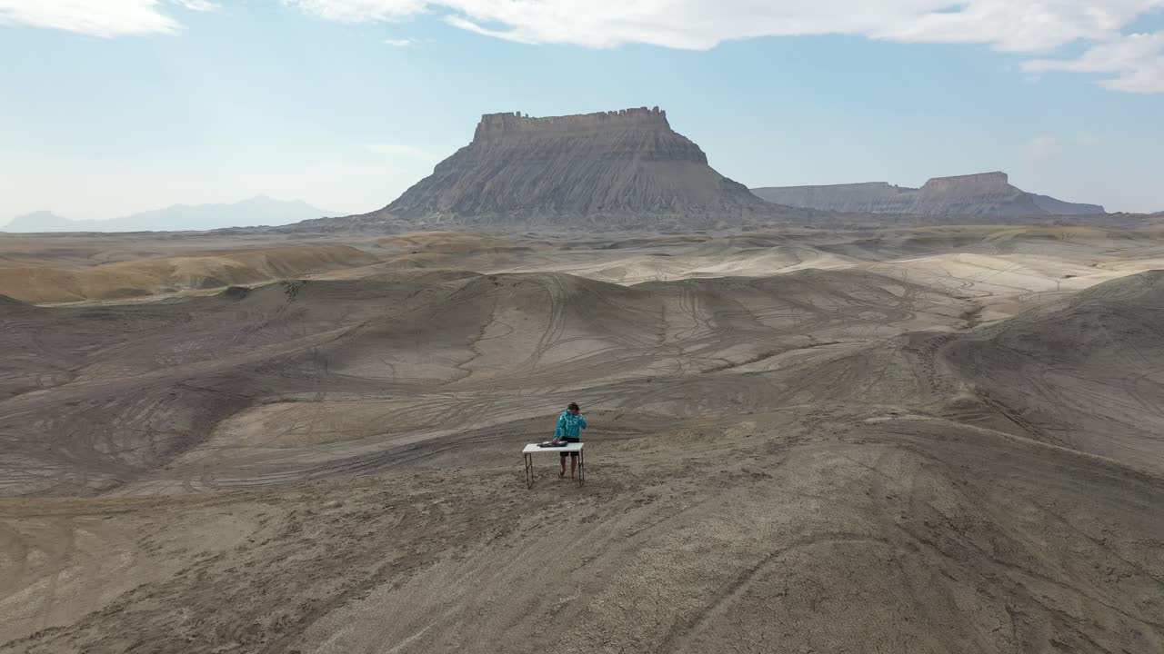 dj tocando música electro en la cima de una colina del desierto de utah